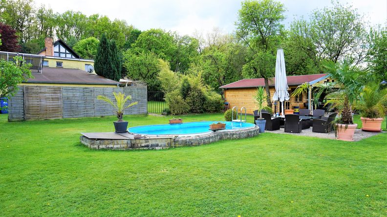 Wunderschöner Garten mit Traumrasen, Pool und Party-Haus